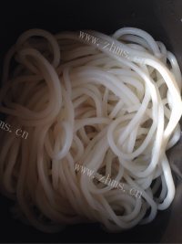 美味的香菇豆苗米线做法图解3)