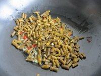 家常酸豆角炒虾米做法图解6)