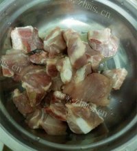 色香味浓的洋葱炒肉做法图解2)