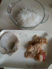 美味的蒜蓉粉丝蒸扇贝做法图解5)