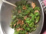 飘香的青椒炒肉片做法图解12)