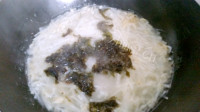 温暖的白萝卜紫菜虾皮汤做法图解8)