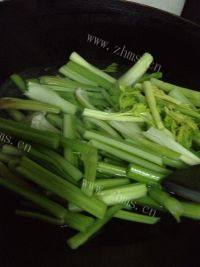 家常烧肉炒芹菜做法图解5)