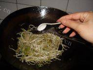 简易版醋溜绿豆芽做法图解8)