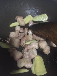自制无油红烧肉做法图解4)