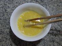 美味的虾皮紫菜蛋花汤做法图解3)