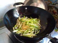 家常菜芹菜炒土豆做法图解11)
