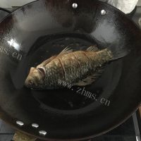 香气浓郁的葱焅鲫鱼做法图解3)