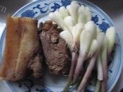 藠头炒腊肉做法图解1)