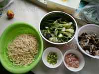 美味的香菇油菜炒面做法图解1)