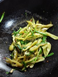 好吃的韭菜炒猫豆做法图解11)