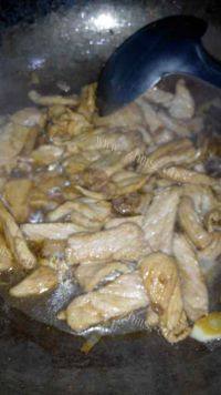 家常菜菜花炒肉片做法图解7)
