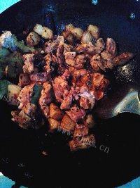家常菜猪肉焖土豆做法图解9)