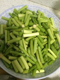 唇齿留香的蒜薹炒肉做法图解1)