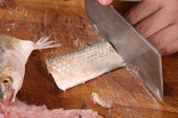 美味潮州酸菜煮梭鱼的做法图解二