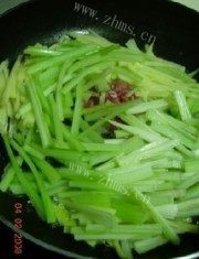 喷香的芹菜土豆丝做法图解3)