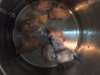 美味的猪蹄花生汤做法图解8)