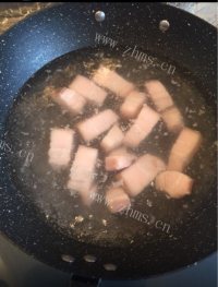 色泽鲜亮的鹌鹑蛋红烧肉做法图解1)