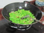 家常四季豆炒肉做法图解6)