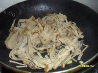 家常菜清炒豆腐皮做法图解5)