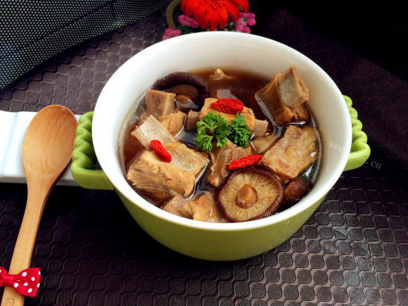 色味俱佳的肉骨茶