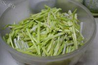 家常菜腊肠炒蒜苗做法图解2)