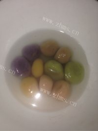 美味的五彩汤圆