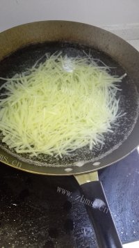 家常菜酸辣土豆丝做法图解3)
