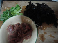 家常菜黑木耳炒瘦肉做法图解1)