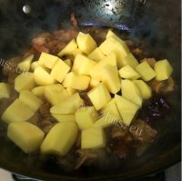 开胃的土豆烧牛腩做法图解11)