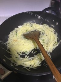 唇齿留香的酸辣土豆丝做法图解4)
