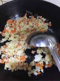 色味俱佳的酱油炒饭做法图解5)