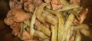 家常菜土豆鸡块炖豆角