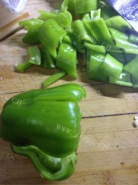 简单的菜椒炒肉做法图解1)