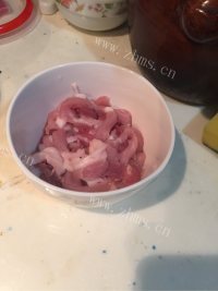 美味的茭白肉丝做法图解2)