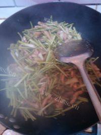 家常菜香菜炒肉丝做法图解9)