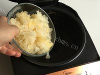 香气浓郁的红枣莲子银耳羹做法图解2)