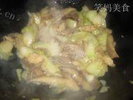 家常菜白菜炒平菇做法图解8)