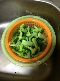 家常菜腊肠炒西兰花做法图解4)