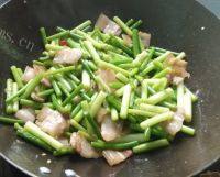 在家做的五花肉炒蒜苔