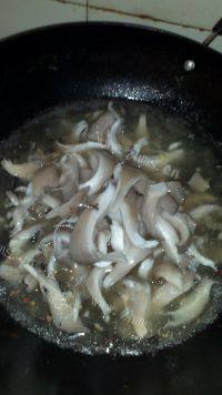 美味的平菇肉片汤做法图解7)