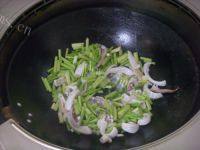 味道香醇的芹菜炒鱿鱼做法图解4)