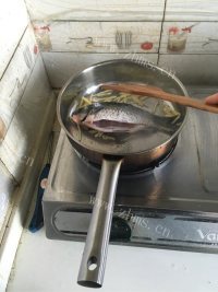 美味的砂锅鲫鱼炖豆腐做法图解6)