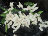 美味的韭菜炒鸡肉做法图解6)