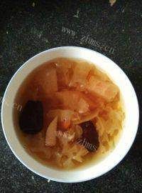 美味的雪梨银耳红枣汤