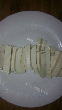 诱人的韭菜炒豆腐做法图解2)