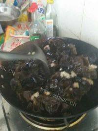 家常菜木耳炒肉做法图解5)