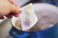 酸酸甜甜的珐琅锅西红柿牛楠汤做法图解6)