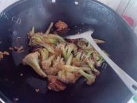 家常菜香菇炒花菜做法图解9)