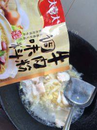 东北酸菜炖白肉做法图解6)